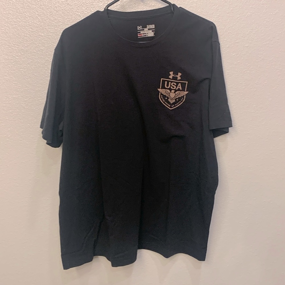This is a men’s extra large black under armor tea